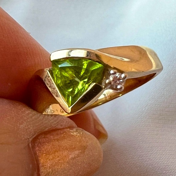 VINTAGE 14K YELLOW GOLD TRIANGLE PERIDOT DIAMOND RING ENGAGEMENT ANNIVERSARY